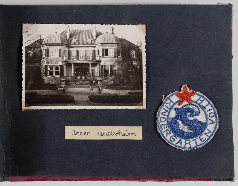 Foto dell'istituto e stemma in stoffa ricamato